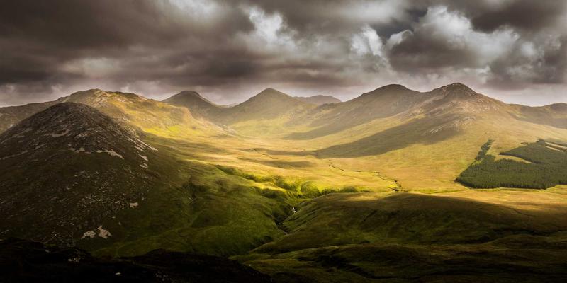 双A围栏30：融合艺术涂鸦与专业安装的现代护栏解决方案